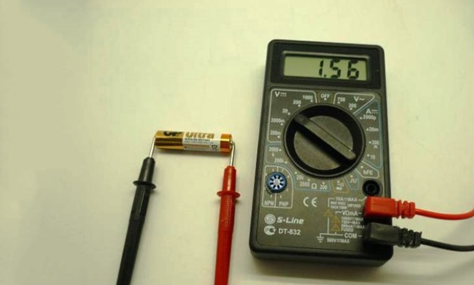 Измерение напряжения тест. Мультиметр 12 вольт. Маленькая батарейка в мультиметр. Измерить напряжение батарейки мультиметром. Прозвонка мультиметром батарейку.